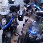 motos dans la cour de L'Oustal